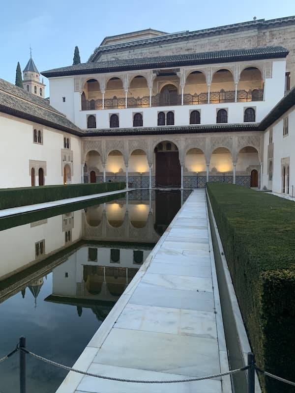imagen de por qué visitar la Alhambra de noche
