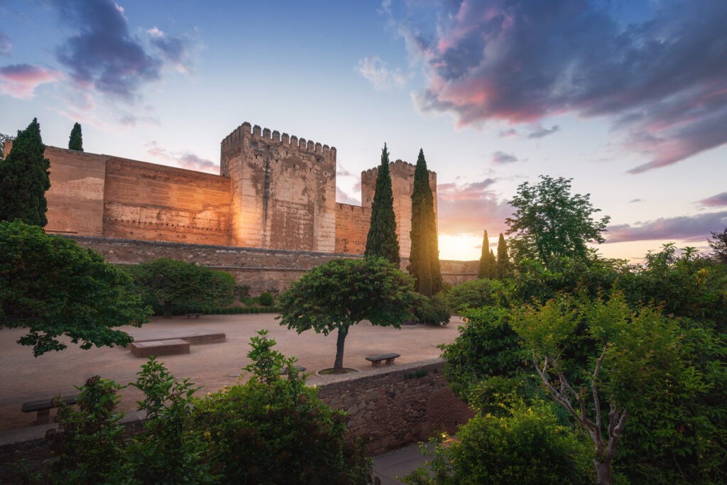 plaza de los aljibes de la alhambra
