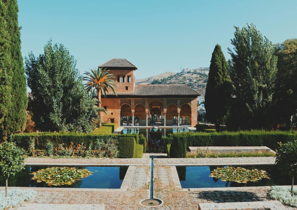plaza de los aljibes de la alhambra