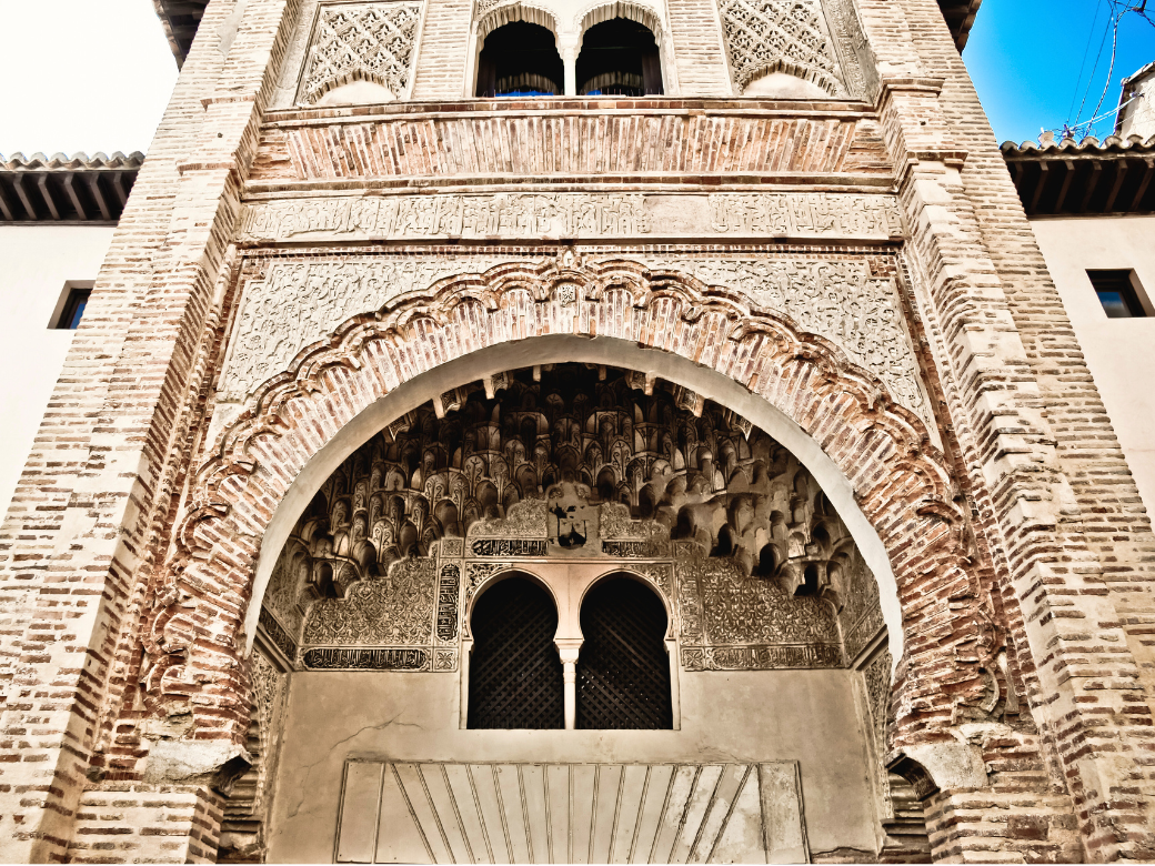 Detalle del arco de herradura del Corral del Carbón con decoración de mocárabes