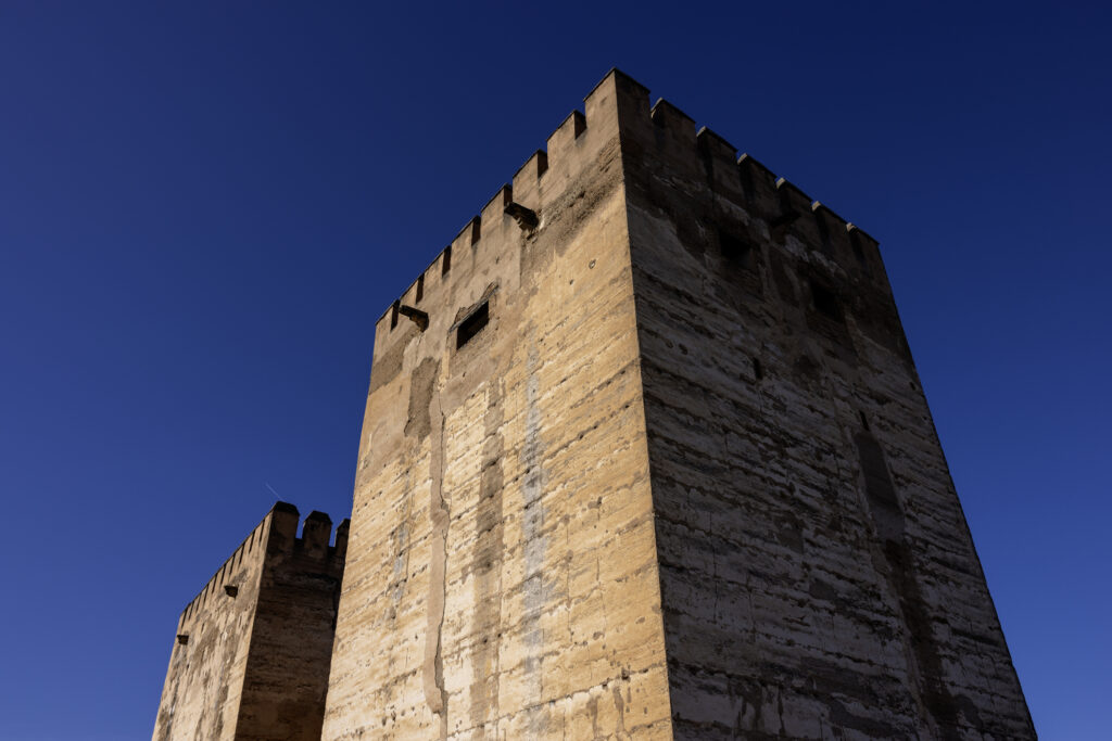Murallas exteriores de la Alhambra donde se encuentra la Torre de los Abencerrajes