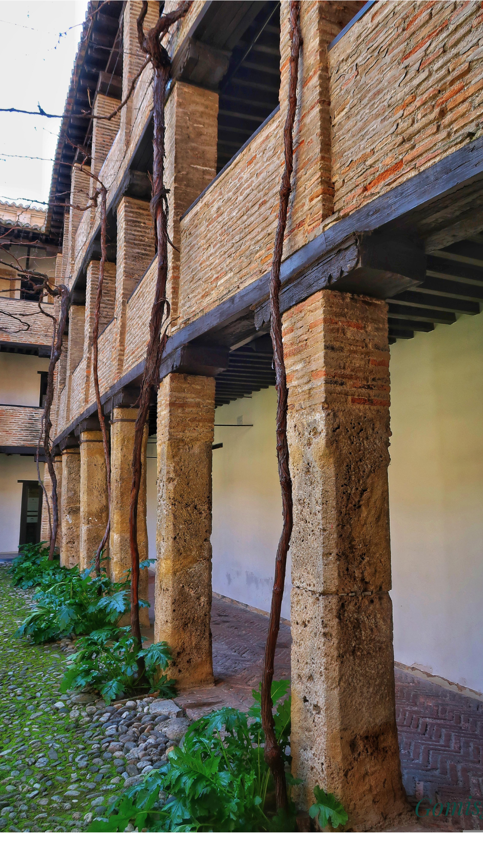 Interior histórico del Corral del Carbón, antigua alhóndiga nazarí en Granada