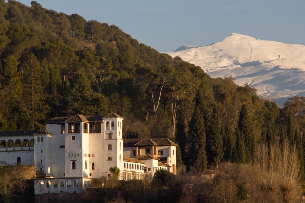 Vista del Generalife con Sierra Nevada de fondo